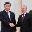 Der chinesische Präsident Xi Jinping, links, schüttelt dem russischen Präsidenten Wladimir Putin vor ihren Gesprächen im Kreml in Moskau am Montag, 20. März 2023, die Hand. 