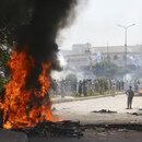 Anhänger des ehemaligen pakistanischen Premierministers Imran Khan blockieren eine Straße, um gegen die Verhaftung ihres Anführers zu protestieren, in Peshawar, Pakistan, Mittwoch, 10. Mai 2023