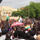 Menschen demonstrieren in Nigers Hauptstadt Niamey, um damit ihre Unterstützung für die Putschisten zu zeigen. Bei der Demonstration wurden Parolen gegen Frankreich gerufen und russische Fahnen getragen. 