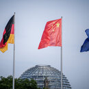 Die Flaggen von Deutschland, China und der EU wehen zum Auftakt des Deutschland-Besuchs der chinesischen Regierung im Wind vor dem Bundeskanzleramt,