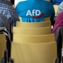 Mann trägt AFD T-Shirt 