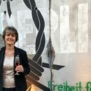 Katrin Eloseily vor der Mauer in der Botschaft in DC