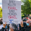 Die Behauptung dieses Demonstrierenden im Mai 2021, Israel ermorde gezielt Kinder, soll den jüdischen Staat als moralisch verkommen dämonisieren.
