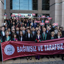 Anwälte halten ein Transparent mit der Aufschrift "Unabhängige und unparteiische Justiz" und rufen Slogans während eines Protestes gegen die Entscheidung des Obersten Gerichtshofs der Türkei in Bezug auf den inhaftierten Abgeordneten Can Atalay vor dem Istanbuler Gerichtsgebäude in Istanbul