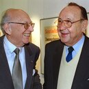 Der ehemalige Bundesminister und Fraktionschef der FDP, Wolfgang Mischnick (l) unterhält sich mit dem ehemaligen Außenminister Hans-Dietrich Genscher 