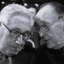 Der ehemalige US-Außenminister Henry Kissinger (L) und der ehemalige deutsche Außenminister Hans-Dietrich Genscher