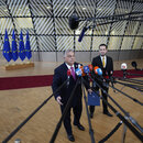 Ungarns Ministerpräsident Viktor Orban spricht mit den Medien, als er zu einem EU-Gipfel im Gebäude des Europäischen Rates in Brüssel eintrifft,