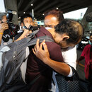 Ein thailändischer Arbeiter, der bei den Angriffen auf Israel am 07. Oktober von der militanten palästinensischen Gruppe Hamas als Geisel genommen wurde, umarmt seine Mutter, als eine Gruppe freigelassener thailändischer Geiseln aus Israel am Suvarnabhumi-Flughafen in Bangkok, Provinz Samut Prakan, Thailand, eintrifft. 