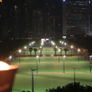 Eine Kerze steht am Freitag, den 4. Juni 2021, in der Nähe des Victoria-Parks in Hongkong. Dort versammelten sich in den vergangenen Jahren immer wieder Menschen zu einer Mahnwache.