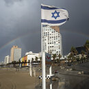 Regenbogen über Tel Aviv am Strand