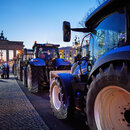 Zahlreiche Traktoren stehen bei einem Bauernprotest auf der Straße des 17. Juni vor dem Brandenburger Tor. 