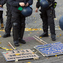 Pro-palaestinensische Grossdemonstration. Polizisten kontrollieren Plakate auf antisemitische Inhalte.