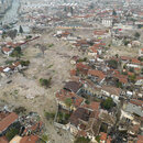 Blick auf Häuserruinen in der Altstadt von Antakya. Im Zentrum der Stadt waren bei dem Beben vor einem Jahr zahlreiche Häuser zerstört oder massiv beschädigt worden. 