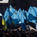 Demonstranten halten ukrainische und krimtatarische Flaggen während einer Demonstration zur Unterstützung der Krimtataren auf dem Unabhängigkeitsplatz in Kiew, Ukraine, Samstag, 8. März 2014. 