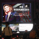 Menschen gehen an einem Plakat vorbei, das die Sprecherin des US-Repräsentantenhauses, Nancy Pelosi, in Taipeh, Taiwan, am Dienstag, 2. August 2022, begrüßt.