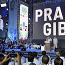Prabowo Subianto erklärt seinen Sieg bei den indonesischen Präsidentschaftswahlen zusammen mit seinem ältesten Sohn, der Vizepräsident sein wird, in Jakarta, Indonesien