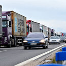 Lastwagen ukrainischer Spediteure bleiben am Grenzübergang an der ukrainisch-polnischen Grenze blockiert, Region Lviv, Westukraine