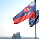 Die Flagge der EU und die slowakische Flagge