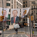 Ein Wahlbanner des türkischen Präsidenten Recep Tayyip Erdogan von der regierenden AKP hängt über einer Straße in Istanbul.