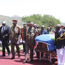 Sargträger tragen den mit einer Flagge bedeckten Sarg des verstorbenen namibischen Präsidenten Hage Geingob während seiner Trauerfeier in Windhoek, Namibia