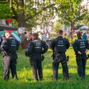 Polizisten bei einem propalästinensischen Protestcamp auf dem Campus der Goethe-Universität.