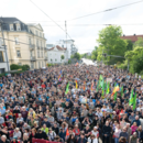 Teilnehmer einer Kundgebung anlässlich eines Angriffs auf einen SPD-Politiker stehen auf dem Pohlandplatz.