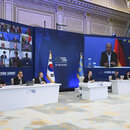 Der südkoreanische Präsident Yoon Suk Yeol, Mitte, nimmt am virtuellen KI-Gipfel in Seoul im Blauen Haus in Seoul, Südkorea, teil