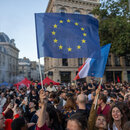 Anhänger der neuen Volksfront auf dem Place de la République in Paris nach dem Wahlausgang