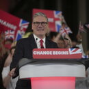 Der Vorsitzende der Labour-Partei, Keir Starmer, spricht zu seinen Anhängern in der Tate Modern in London, Freitag, 5. Juli 2024.