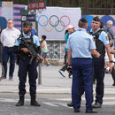 Vor den Olympischen Sommerspielen, Olympia Paris 2024, Polizisten stehen in einer Straße in Paris Wache. 