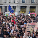 Demonstranten versammeln sich am Place de la République, um gegen die zunehmende rechte Bewegung nach dem Sieg des Rassemblement National in der ersten Runde der vorgezogenen Parlamentswahlen in Paris, Frankreich, am 30. Juni zu protestieren.