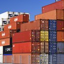 Gestapelte Container im Hamburger Hafen