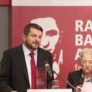 Can Atalay accepts the journalist prize