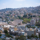 Blick von der Zitadelle über der jordanischen Hauptstadt Amman mit dem römischen Amphitheater.