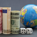 Währungen der EU, China und USA mit Würfel 