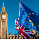Brexit-Symbolbild: Europa-Flagge und GB-Flagge vor dem Big Ben
