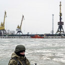 Ein ukrainischer Soldat am Hafen von Mariupol, an der nordwestlichen Küste des Asowschen Meeres.