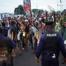 Die Bewoh feiern den Sieg Tshisekedis auf einer Straße in Kinshasa