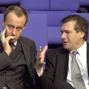 Der CDU-Fraktionsvorsitzende Friedrich Merz (l) und der FDP-Fraktionsvorsitzende Wolfgang Gerhardt unterhalten sich am 15.11.2001 in Berlin während der Sitzung des Bundestages.