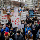 Teilnehmer einer Demonstration «Berlin gegen 13» gegen Uploadfilter und EU-Urheberrechtsreform im Artikel 13 protestieren am Axel-Springer-Hochhaus.