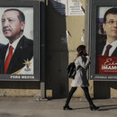 Wahlplakate in Istanbul, auf der linken Seite der Kandidat der AKP Binali Yildirim und rechts der Kandidat Ekrem Imamoglu der Republikanischen Volkspartei CHP