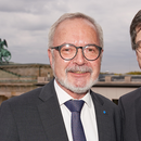 Werner Hoyer, Redner des Abends, wird von Karl-Heinz Paqué, Vorsitzender der Friedrich-Naumann-Stiftung für die Freiheit, am Brandenburger Tor begrüßt.