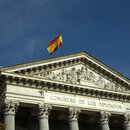 Die Fassade des Spanischen Parlaments mit der Flagge.