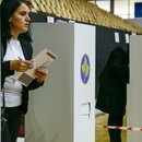 Die Frau im Wahlbüro in Kosovo 2019
