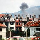 Rauch steigt am 22.7.1992 aus den Ruinen kürzlich ausgebrannter Häuser in Dobrinja, einem Stadtteil der umkämpften bosnischen Hauptstadt Sarajevo, auf.