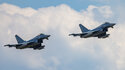 Kampfflugzeuge vom Typ Eurofighter fliegen am Tag dre Bundeswehr eine Übung 