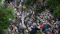 Demonstranten versammelten sich vor dem Parlament, um gegen den  umstrittenen Gesetzentwurf zu protestieren