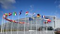 Flaggen der Mitglieder der Nordatlantikvertragsorganisation (NATO) wehen vor dem NATO-Hauptquartier in Brüssel