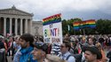 Mehrere Tausend Menschen demonstrieren am Vortag der Europawahl auf dem Münchner Königsplatz für Vielfalt und Demokratie.