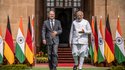 Bundeskanzler Olaf Scholz (l, SPD) steht mit Premierminister Narendra Modi 